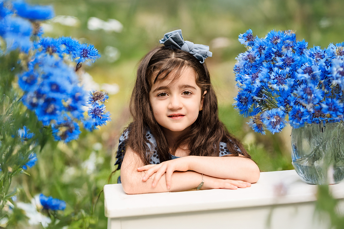 Kitafotografie und Schulfotografie Dortmund Mädchen in der Kita im Blumenfeld Kitafotografie & Schulfotografie in Dortmund